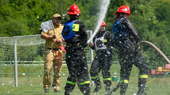 strażacy z wężem i wodą podczas zawodów strażackich w Uściu Gorlickim