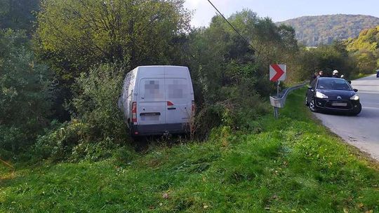 Uście Gorlickie. Pojazd dostawczy uderzył w drzewo [AKTUALIZACJA]