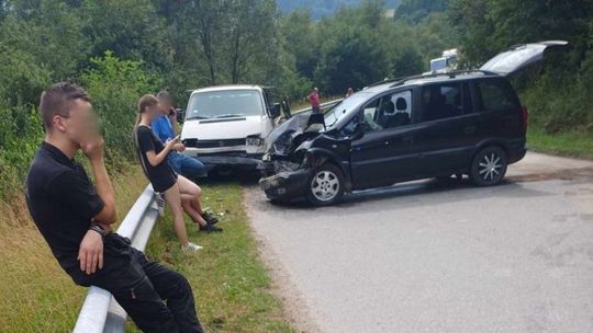 uszkodzone pojazdy po zdarzeniu drogowym w Uściu Gorlickim