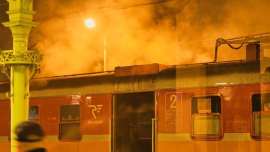 Zdjęcie przedstawia płonący pociąg