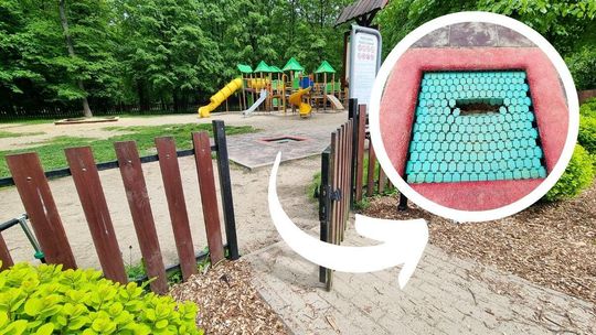 zdjęcie przedstawia mini trampolinę na placu zabaw dla dzieci w parku w Gorlicach