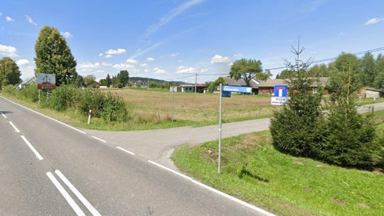 Zdjęcie przedstawia drogę Polną i Cesarską w Moszczenicy