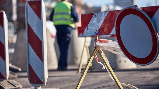 Zdjęcie przedstawia zakaz ruchu na drodze