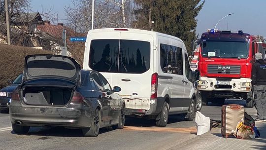 zdjęcie przedstawia samochody stojące na ulicy, obok straż pożarna