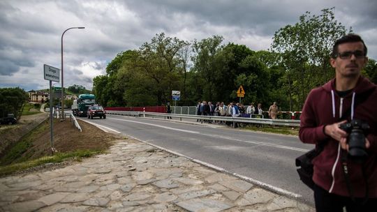 widok na most w sękowej po którym idą ludzie