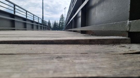 Uwaga na kładki w Gorlicach. Jedna grozi potknięciem i kontuzją, druga wciąż czeka na remont zdjęcie przedstawia wystającą z podłogi deskę na kładce nad rzeką