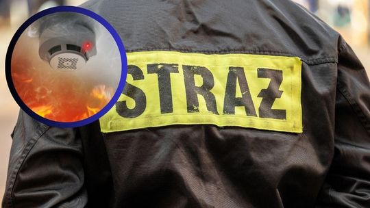 Uwaga na próby podszywania się pod strażaków. Apel do mieszkańców powiatu gorlickiego zdjęcie przedstawia strażaka na tle czujki dymu