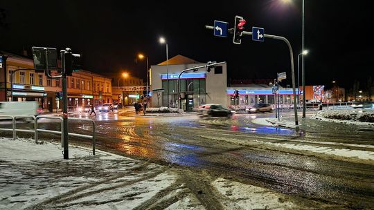 śnieg na skrzyżowaniu ulic w Gorlicach, przejeżdżające samochody wieczorem