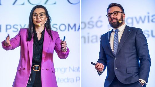 zdjęcie przedstawia kobietę i mężczyznę podczas przemówienia na scenie