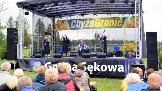zdjęcie przedstawia scenę i widownię