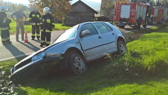 Volkswagen zakończył jazdę w rowie