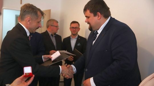 W Bieczu, burmistrz Wędrychowicz wręczył odznaki &quot;Za Zasługi dla Ochrony Zdrowia&quot;