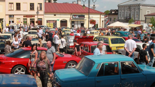 Uczestnicy III Zlotu Pojazdów Zabytkowych w Binarowej
