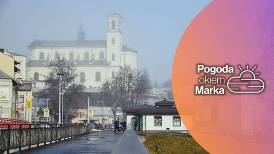 zdjęcie przedstawia most w mieście, w tle kościół