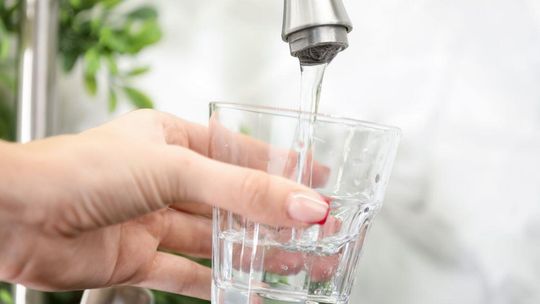 zdjęcie przedstawia kran z wodą