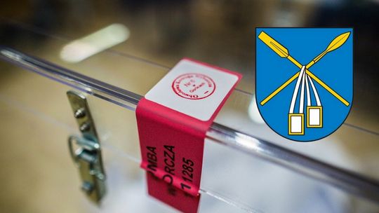 pieczęć na urnie wyborczej, na pierwszym planie herb gminy moszczenica