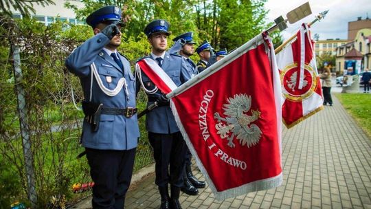 Policjanci ze sztandarem
