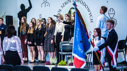 Dziewczyny stojące na scenie Zespołu Szkół Zawodowych w Gorlicach i śpiewające hymn państwowy