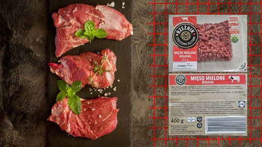 po prawej strony opakowania z mięsem, z lewej strony mięso na desce przygotowane do obróbki