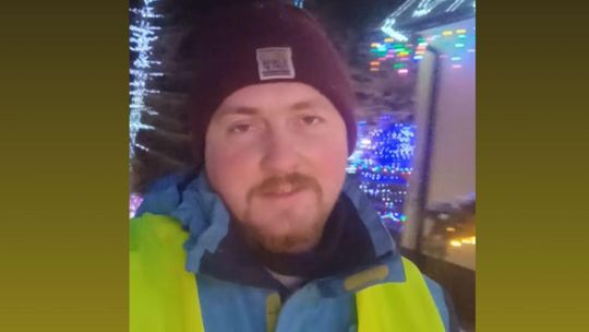 zdjęcie przedstawia mężczyznę z czapce i żółtej kamizelce