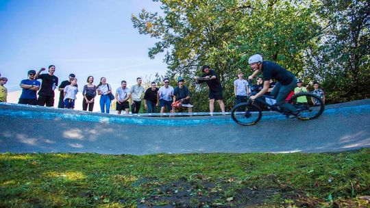 kibice stoją przy torze pumptracku, po którym jedzie rajder