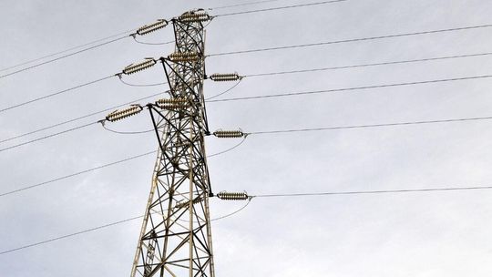 zdjęcie przedstawia słup energetyczny