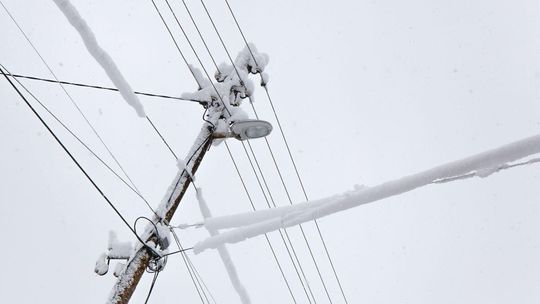 zdjęcie może przedstawiać słup energetyczny z liniami obsypanymi śniegiem