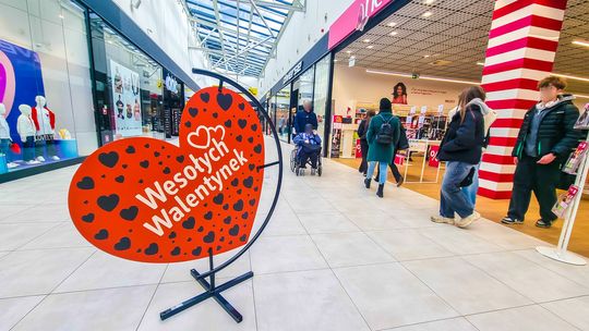 Walentynkowe zakupy w Galerii Gorlickiej. Dziś czynne do godz. 20 zdjęcie przedstawia planszę serca w holu galerii handlowej w Gorlicach