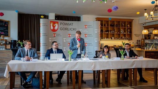 Zdjęcie przedstawia urzędników przy stole