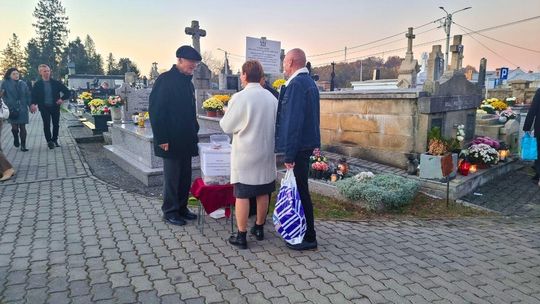 mężczyzna prowadzący kwestę na gorlickim cmentarzu