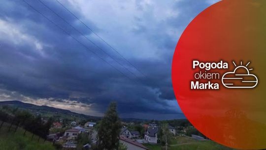 zdjęcie przedstawia ciemne chmury nad wzniesieniami