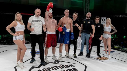 zdjęcie przedstawia bokserów na ringu