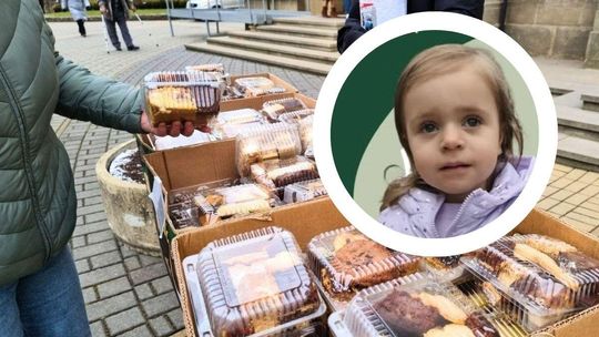 zdjęcie przedstawia portret dziewczynki w białym kole, w tle placki w opakowaniach