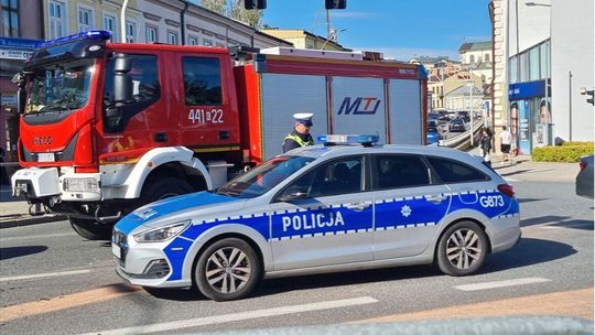 radiowóz i wóz straży pożarnej na skrzyżowaniu w Gorlicach na Zawodziu