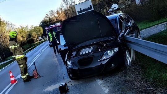 zdjęcie przedstawia uszkodzony pojazd, obok strażacy i policjanci