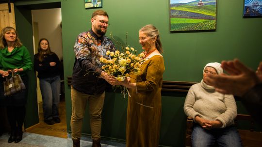 zdjęcie przedstawia kobietę i mężczyznę w pomieszczeniu