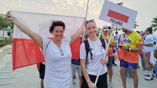 zdjęcie przedstawia dwie kobiety z flagą polski i napisem polska