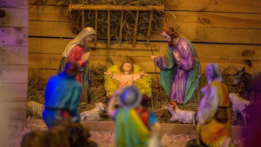 figurka Jezusa leżącego na sianku w żłóbku w Bazylice Mniejszej w Gorlicach