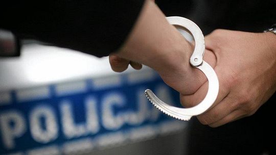policjant nakładający kajdanki na rękę
