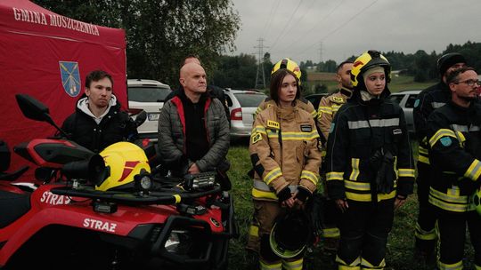 zdjęcie przedstawia strażaków w rzędzie