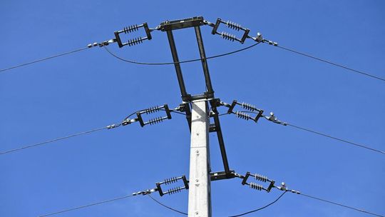 Wiele miejscowości bez prądu. Tauron wyłączy czasowo energię elektryczną zdjęcie przedstawia słup energetyczny