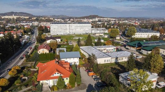 budynki w mieście widziane z perspektywy drona, między nimi duża bryła szpitala