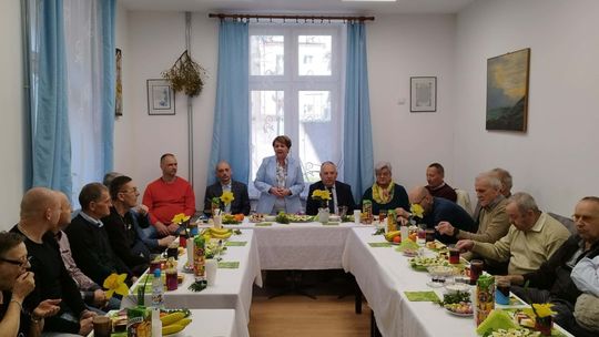 zdjęcie przedstawia grupę ludzi przy stole