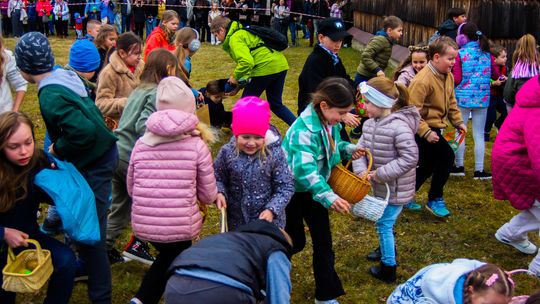 Zdjęcie przedstawia dzieci szukające jajek