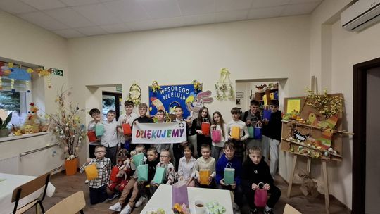 zdjęcie przedstawia dzieci w pomieszczeniu