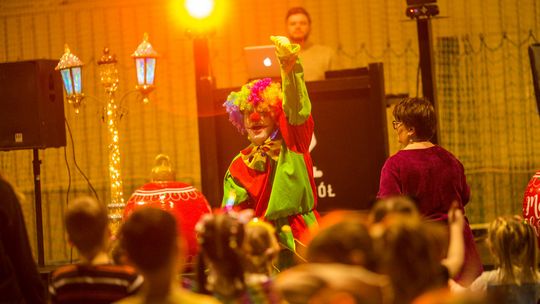 zdjęcie przedstawia tańczącego klauna przed dziećmi