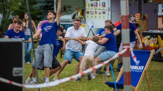 grupa osób przeciągające linę podczas imprezy TPI w Gorlicach