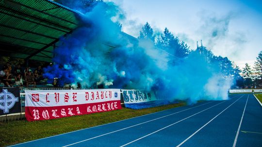 biało-niebieski dym z trybun stadionu glinika gorlice