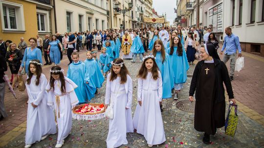 zdjęcie przedstawia grupę osób w kościelnych strojach