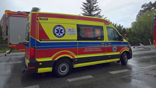 Wilczyska. Osobówka uderzyła w bariery. Kierująca ranna
